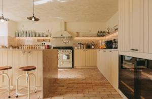 O bucătărie sau chicinetă la Taboadella Casa Villae 1255 - Relais & Châteaux
