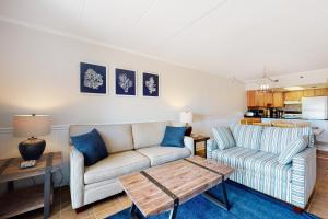 sala de estar con sofá y mesa en Sandpiper Dunes 105 en Ocean City