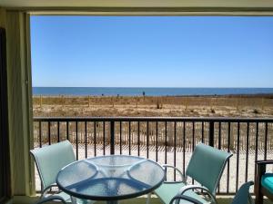 - Balcón con mesa y sillas y vistas a la playa en Sandpiper Dunes 105 en Ocean City