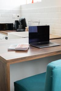 einen Laptop auf dem Schreibtisch in der Unterkunft Le Selah in Tourcoing