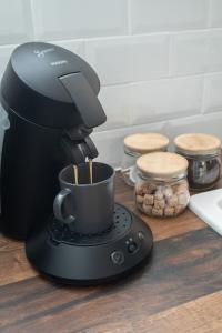 une cafetière assise au-dessus d'un comptoir dans l'établissement Le Selah, à Tourcoing