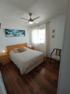 a bedroom with a bed and a ceiling fan at 2 Rooms Vistas al Mar Piscina in Cabo de Palos