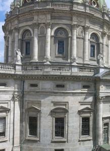 een stenen gebouw met een standbeeld erop bij ApartmentInCopenhagen Apartment 931 in Kopenhagen +2 foto's