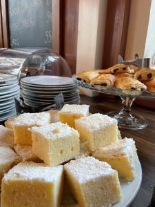 een tafel met een bord brood en een bord gebak bij Horský Hotel Dobrá Chata in Stachy