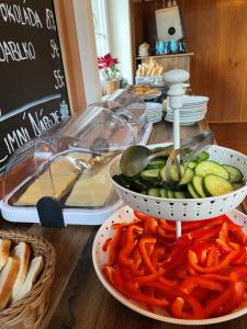 uma tigela de vegetais em cima de uma mesa em Horský Hotel Dobrá Chata em Stachy