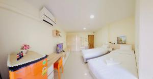 バンコクにあるBe My Guest 36のベッド2台とテーブルが備わる広い客室です。 +33枚の写真