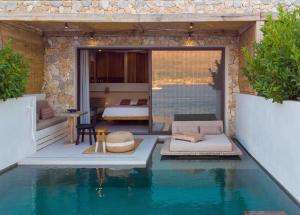 Bazén v ubytování Amethyst Selene Paleros Couple's Hideaway nebo v jeho okolí