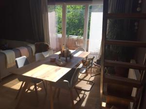 comedor con mesa de madera y sillas en Wunderschöne Loft-Stadtwohnung en Würzburg