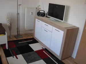 ein Wohnzimmer mit einem TV auf einem Schrank in der Unterkunft Bahnhofstr Apartment in Castrop-Rauxel
