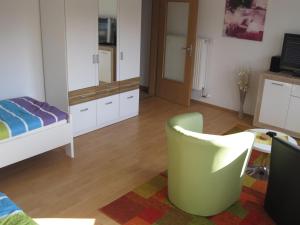 ein Schlafzimmer mit einem Bett, einem Schreibtisch und einem Stuhl in der Unterkunft Bahnhofstr Apartment in Castrop-Rauxel