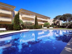 Bazén v ubytovaní Duplex Vall d'aro F32076 alebo v jeho blízkosti