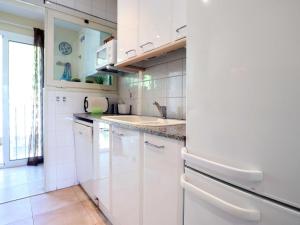 Kuchyňa alebo kuchynka v ubytovaní Duplex Vall d'aro F32076