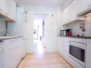 Kuchyňa alebo kuchynka v ubytovaní Duplex Vall d'aro F32076