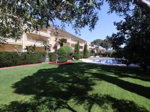 Bazén v ubytovaní Duplex Vall d'aro F32076 alebo v jeho blízkosti