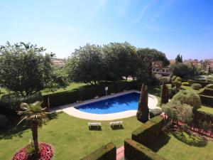 Bazén v ubytovaní Duplex Vall d'aro F32076 alebo v jeho blízkosti
