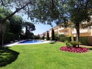 Bazén v ubytovaní Duplex Vall d'aro F32076 alebo v jeho blízkosti
