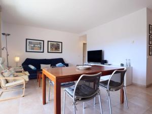 Televízia a/alebo spoločenská miestnosť v ubytovaní Duplex Vall d'aro F32076