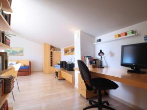 Televízia a/alebo spoločenská miestnosť v ubytovaní Duplex Vall d'aro F32076 + 32 fotografií