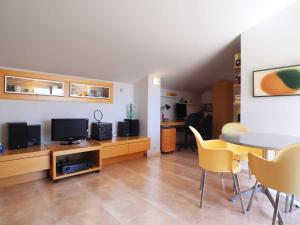 Televízia a/alebo spoločenská miestnosť v ubytovaní Duplex Vall d'aro F32076