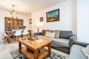 uma sala de estar com um sofá e uma mesa em Apartamento Altos de Banús III em Marbella