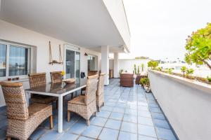 um pátio exterior com uma mesa e cadeiras em Apartamento Altos de Banús III em Marbella