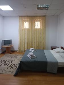 - une chambre avec un lit et une télévision dans l'établissement Apartments Domovik on Valenberga 3, à Moukatcheve