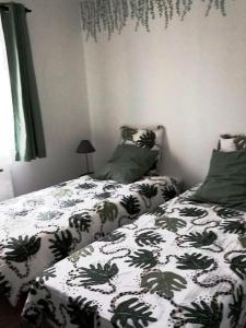 a bedroom with a bed with a black and white blanket at Le Watt'else in Watten