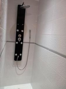 a bathroom with a shower with a black shower head at Le Watt'else in Watten