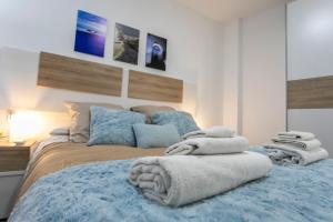 1 dormitorio con 1 cama con toallas en Apartamento renovado y confortable en el centro de Granada, en Granada