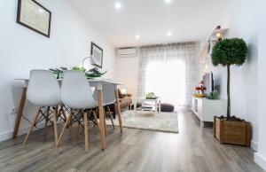 cocina y comedor con mesa y sillas en Apartamento renovado y confortable en el centro de Granada, en Granada
