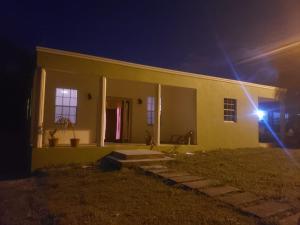una casa con una luz delante de ella por la noche en Tropical Suites en Choiseul