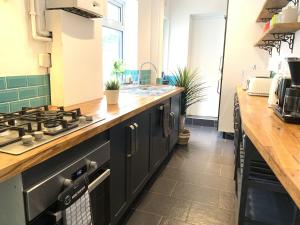 a kitchen with a stove and a counter top at The Avenue Townhouse in Leicester