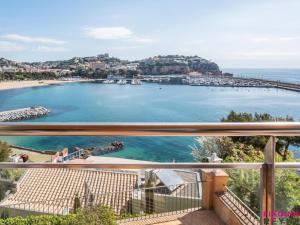 uma vista para a praia a partir de uma varanda em Carabela 1º3ª em Sant Feliu de Guíxols