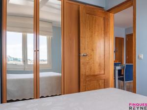 een slaapkamer met een bed en een raam bij Carabela 1º3ª in Sant Feliu de Guixols