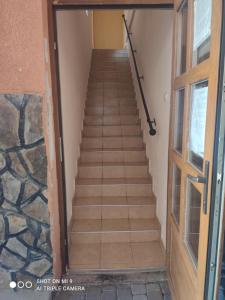Un escalier mène à une chambre avec porte. dans l'établissement Apartments Domovik on Valenberga 3, à Moukatcheve