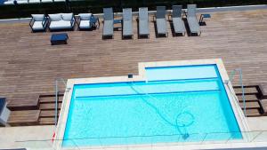 una gran piscina con sillas en Precious Paradise Zimbali Blvd en Ballito