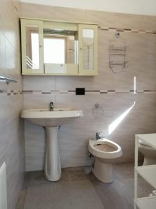 La salle de bains est pourvue d'un lavabo et de toilettes. dans l'établissement La finestra sul mare, à Castellammare del Golfo
