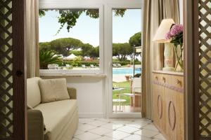 Bazén v ubytovaní Golf Hotel Punta Ala alebo v jeho blízkosti