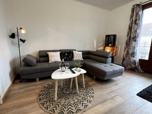 sala de estar con sofá y mesa en Appartement aux portes du Verdon, en Draguignan
