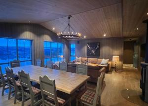 a dining room with a table and a couch at Ski in/ski out i Aurdal - helt ny hytte in Aurdal