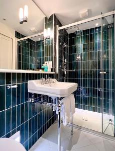 a bathroom with a sink and a shower at The Kings Head in Dorking