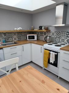 Una cocina o cocineta en The Toolshed