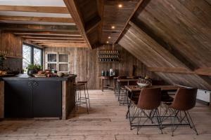 una cocina con techos de madera, mesas y sillas en The Meetinn, en Waverveen