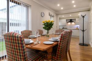una sala da pranzo con tavolo e sedie in legno di Crannog Cottage a Llandudno Altre 18 foto