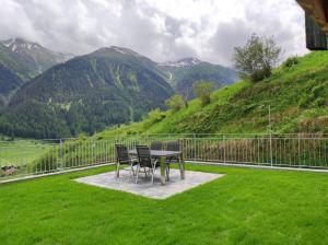 Vista generica sulle montagne o vista sulle montagne dall'interno dell'appartamento