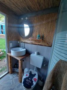 ein kleines Bad mit einem Waschbecken und einem WC in der Unterkunft GeraldineWeg30- Bauwagenflair in Hessisch Oldendorf