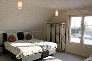 1 dormitorio con cama y ventana en Bibi's Boerderij en Veurne