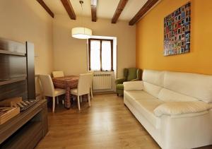 - un salon avec un canapé et une table dans l'établissement Hostal Orialde, à Ochagavía
