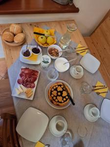 a table with food on top of a table at El Malget in Tuenno