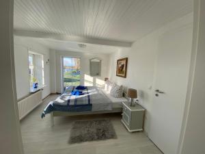 - une chambre avec un lit et une fenêtre dans l'établissement Mein Haus, à Pellworm